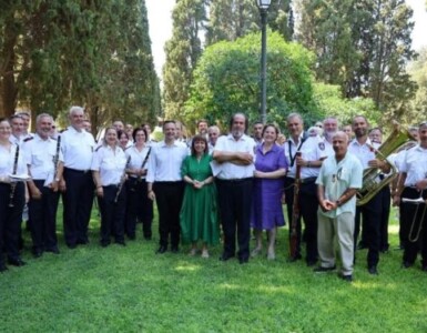 Με την Πρόεδρο της Δημοκρατίας Κατερίνα Σακελλαροπούλου, τον Δήμαρχο Αθηναίων Χάρη Δούκα και την Πρόεδρο του ΟΠΑΝΔΑ Ελένη Ζωντήρου ύστερα από την συναυλία της φιλαρμονικής του Δήμου Αθηναίων που εδόθη στο Προεδρικό Μέγαρο για τα 50 χρόνια από την αποκατάσταση της δημοκρατίας